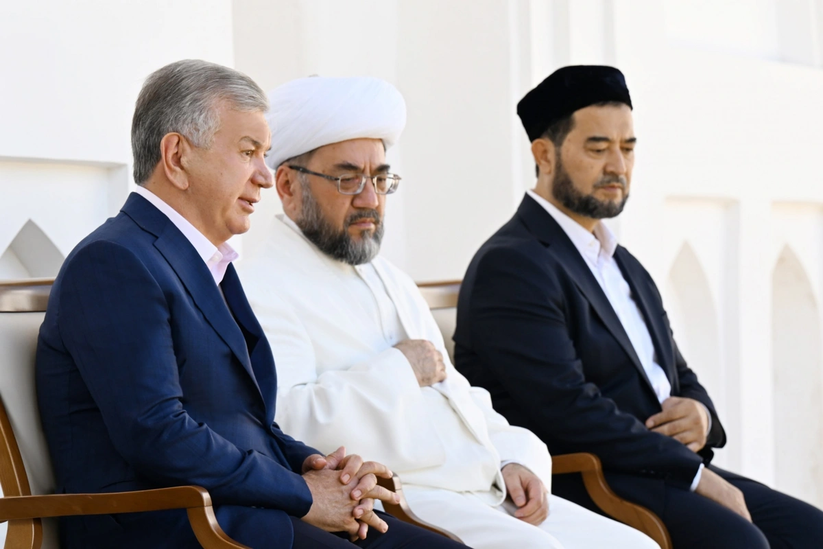 Шавкат Мирзиёев Баҳоуддин Нақшбанд мақбараси зиёрат қилди (фото)