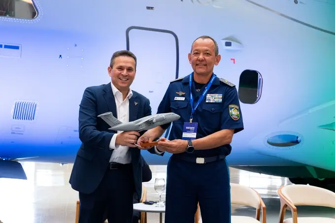 Ўзбекистон ҲҲК Embraer компаниясидан биринчи C  390 Millennium ҳарбий-транспорт самолётини қабул қилиб олди (+фото)
