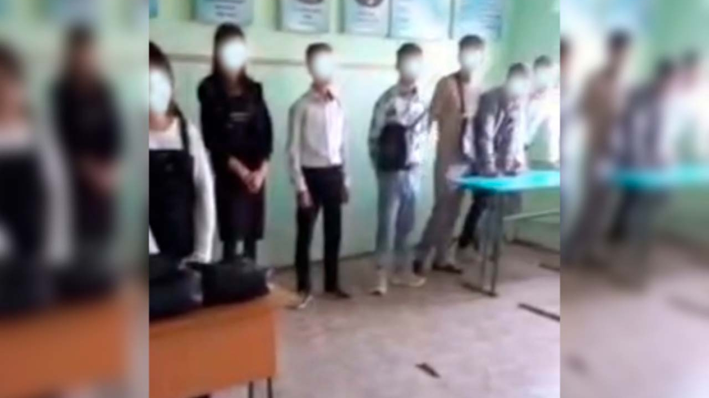 Андижондаги мактабда ўқувчилар тик туриб дарсда қатнашишгани сабаби айтилди