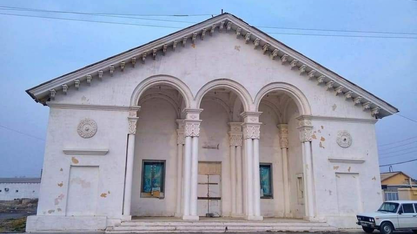 Маданий мерос агентлиги Бекободдаги Маданият саройи атрофидаги вазиятга изоҳ берди