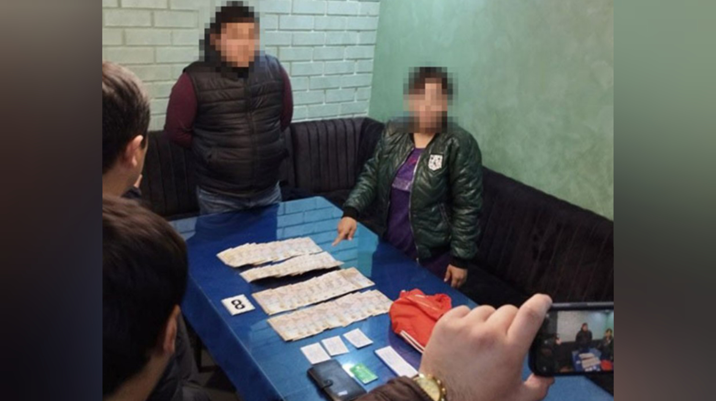 Тошкентда метрополитен ходими ва ҳоким ёрдамчиси товламачилик жинояти билан ушланди