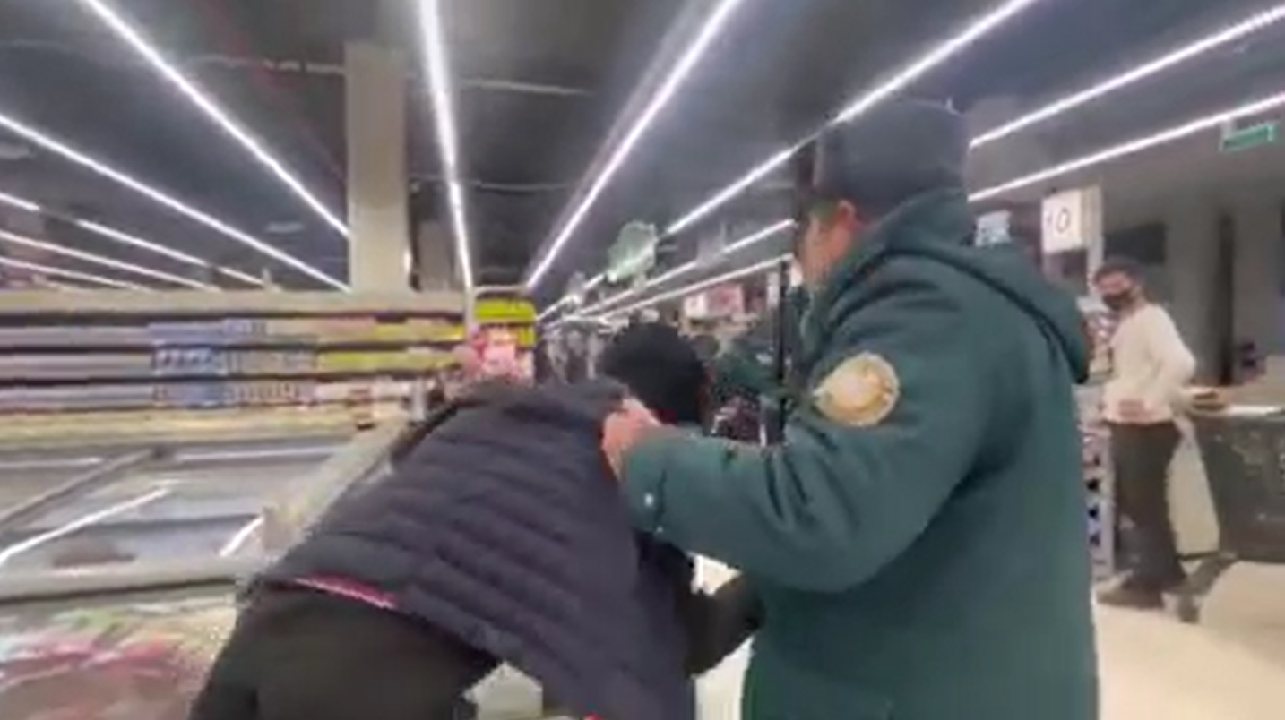 Тошкентда ИИО ходими вояга етмаган болага қўпол муомалада бўлди — видео