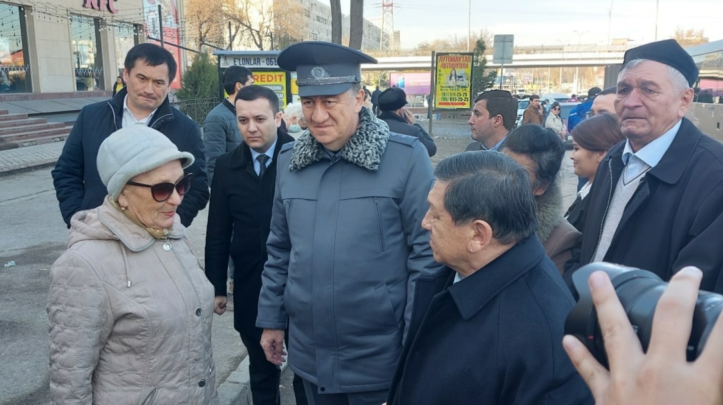 Ички ишлар вазири Тошкентда одамларни кўпроқ автобусларда юришга чақирди