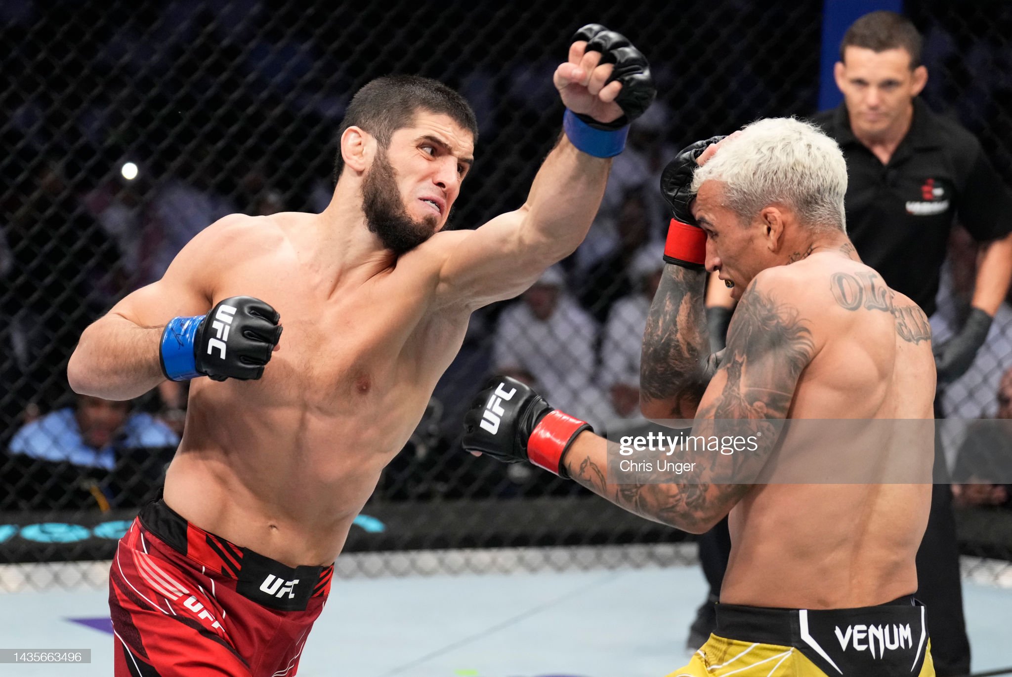 Ислом Махачев Чарльз Оливейрани мағлуб этиб, UFC чемпионига айланди