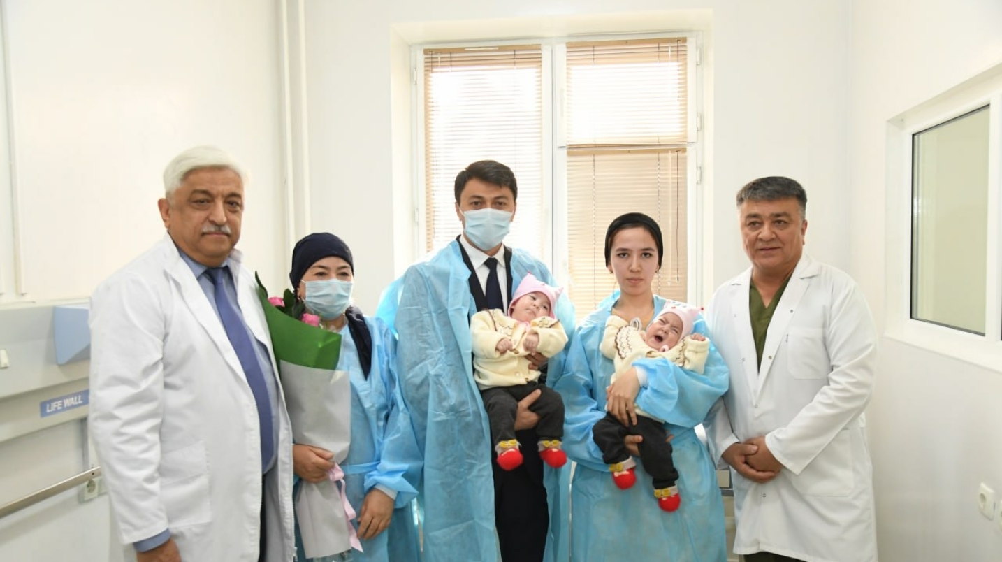 Тарихда илк ўзбек шифокорлари томонидан сиам эгизаклари ўта ноёб операция натижасида ажратиб олинди