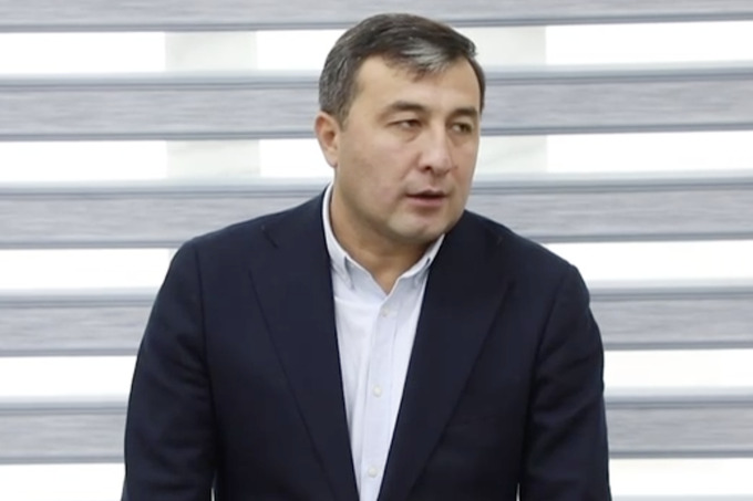 Тадбиркорни «қаматтириб қўйгани»ни айтиб, сўкинган Ангрен шаҳри ҳокимига чора кўрилади