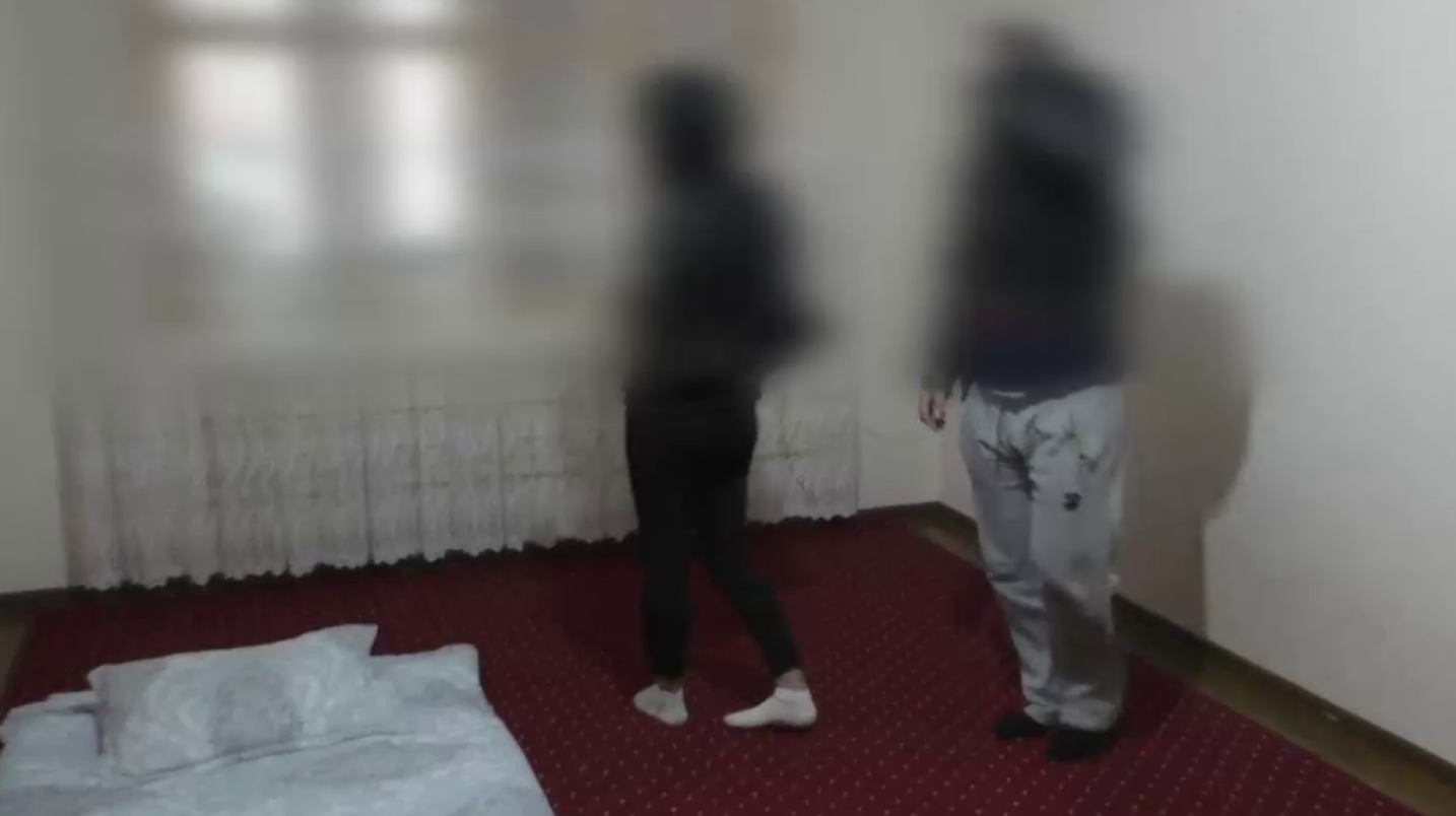 Самарқандда ўзининг яшаш уйида фоҳишахона ташкил қилган она ва ўғил ушланди — видео