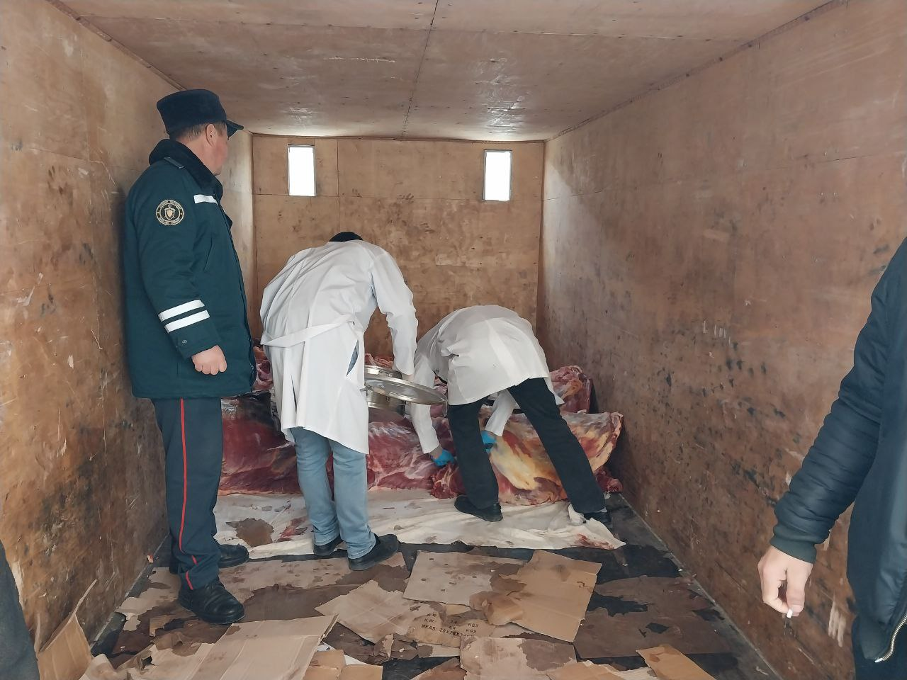 Сирдарёда ЙПХ масканида келиб чиқиши номаълум бўлган 2,6 тонна ҳайвон гўшти тўхтатиб қолинди