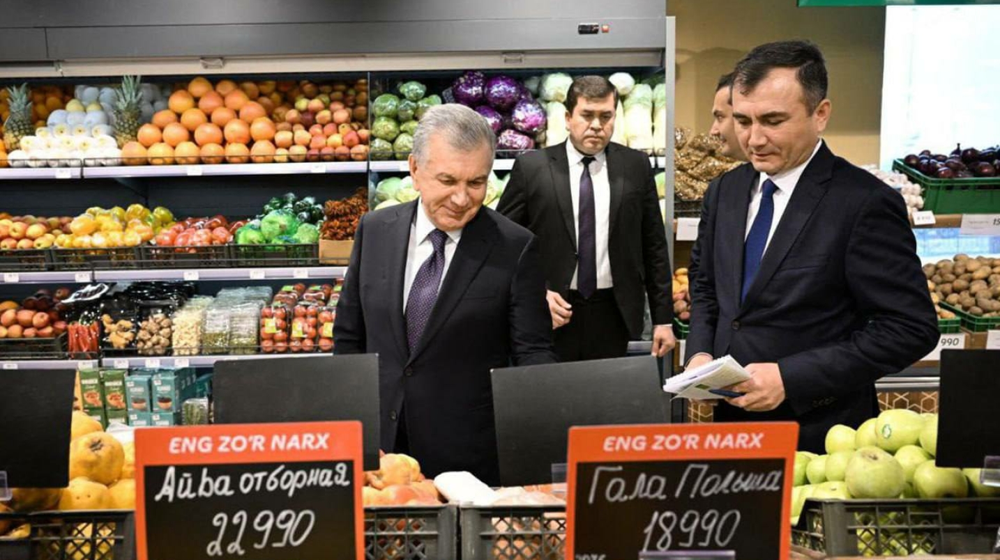 Шавкат Мирзиёев Қарши шаҳрида жойлашган кўп қаватли савдо мажмуасига ташриф буюрди