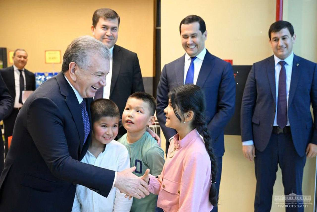 Шавкат Мирзиёев Қарши шаҳрида жойлашган кўп қаватли савдо мажмуасига ташриф буюрди