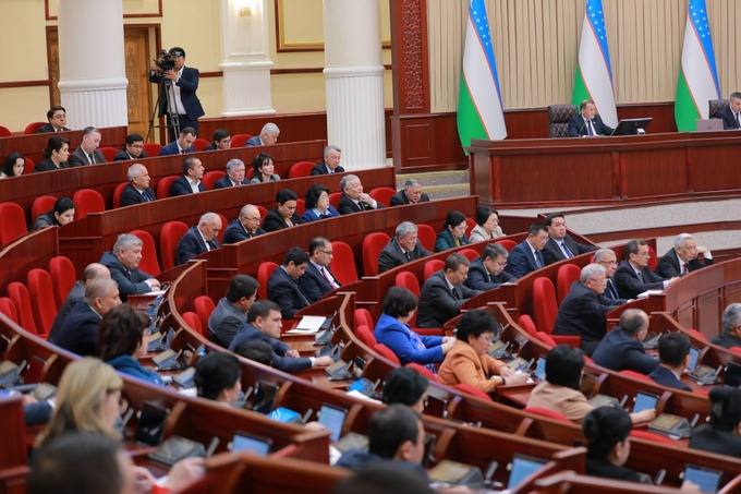 Депутатлар янги Конституция бўйича қонунни қабул қилди