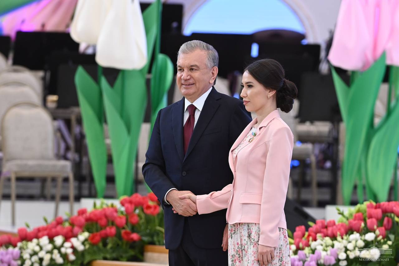 Шавкат Мирзиёев бир қатор аёлларга давлат мукофотларини топширди — фото