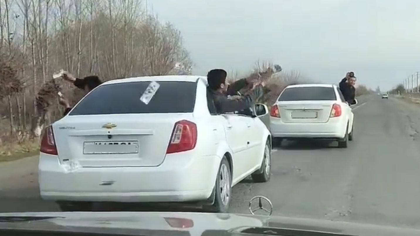 Қашқадарёдаги тўй кортежида машина ойнасидан танасини чиқариб пул сочган куёвжўралар жазоланди — видео