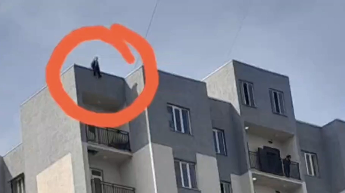 Фарғонада 14 ёшли мактаб ўқувчиси ўзини 16 қаватли уй томидан ташламоқчи бўлди — видео