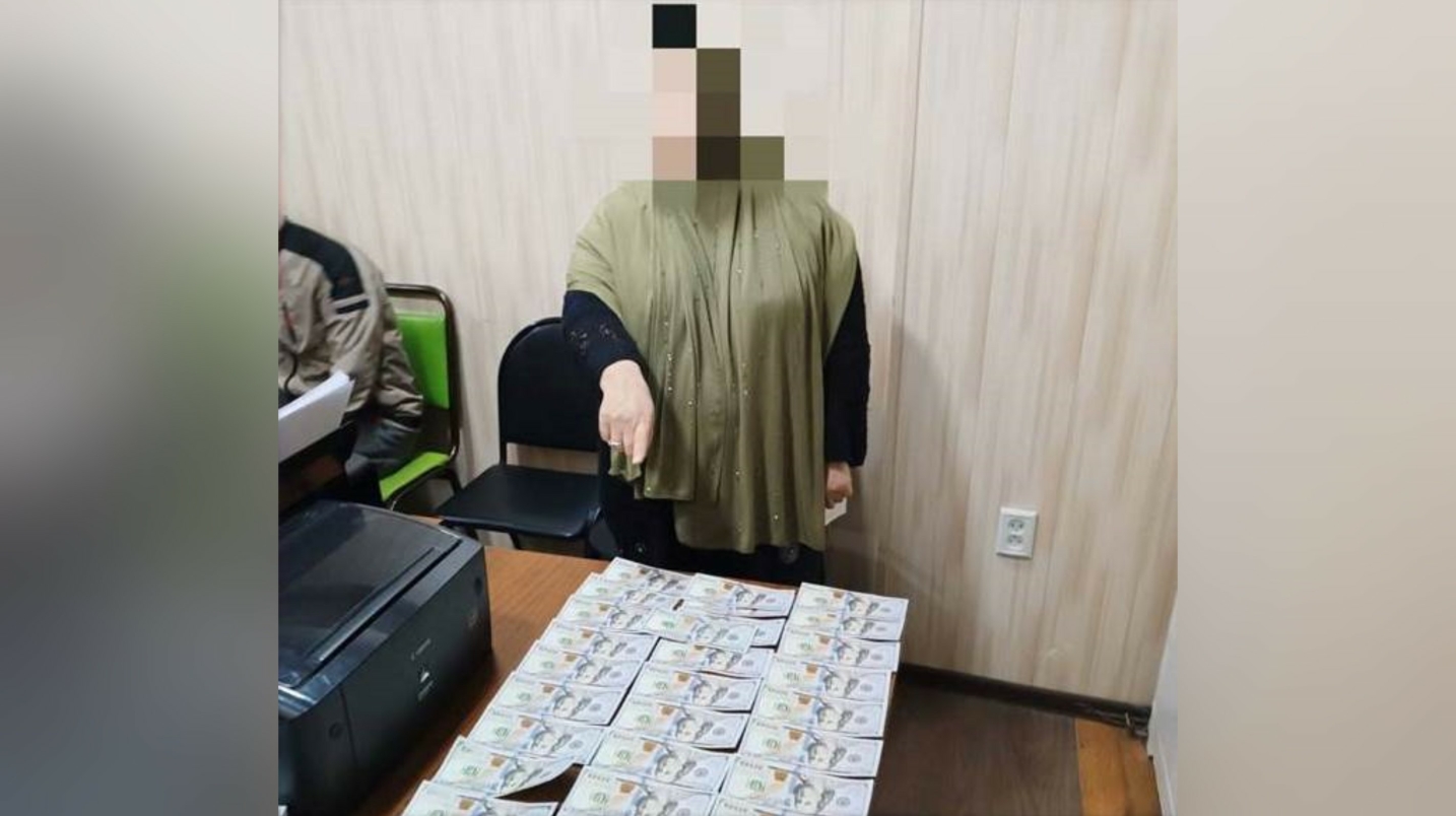 Самарқандда икки кишини $24 минг эвазига Канадага юбормоқчи бўлган аёл ушланди