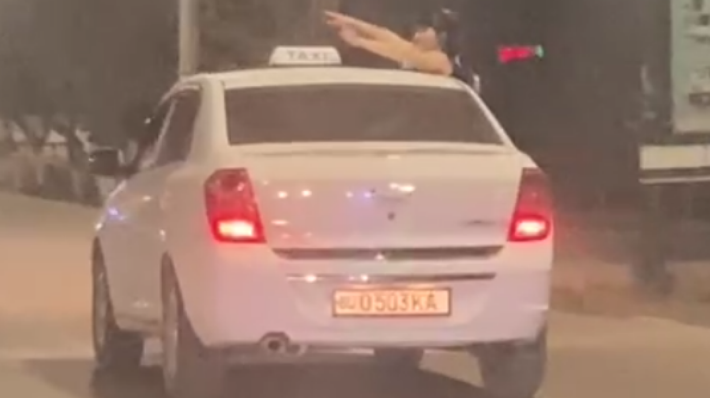 Бухорода аёл машина ойнасидан танасини чиқариб, "сайр" қилди — видео