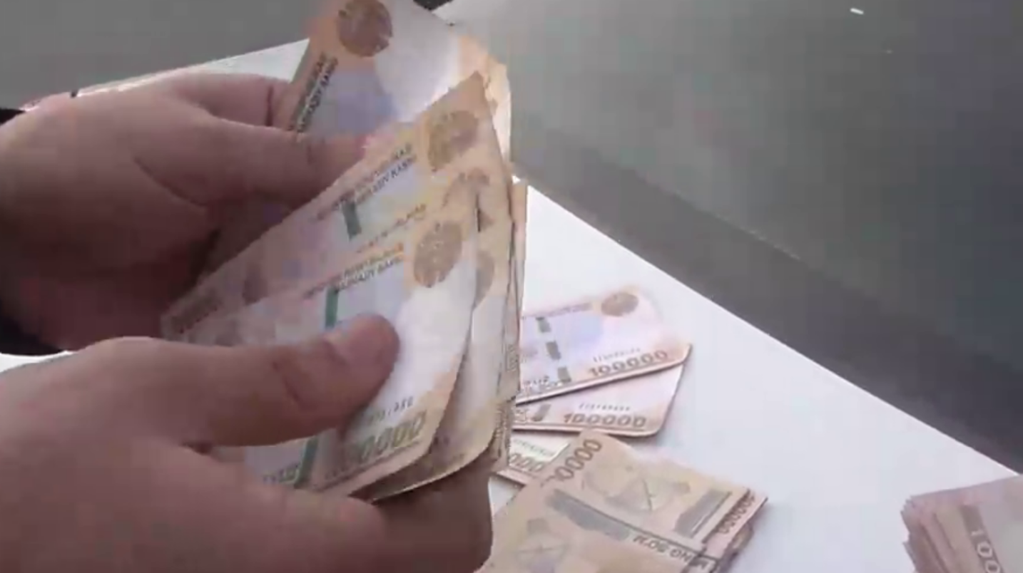 Андижонда сохта 20 млн сўмни ҳақиқий 7 млнга пуллаётган шахслар ушланди