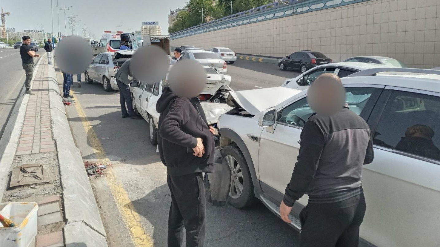 Тошкентда тўртта автомобиль ўзаро тўқнашди — жароҳатланиш бор (видео)