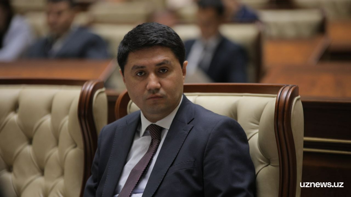 Мисрдан қимматбаҳо сувенир, яна 4 та давлатдан турли расмлар — антикоррупция агентлиги раҳбарига бир қатор совғалар берилди