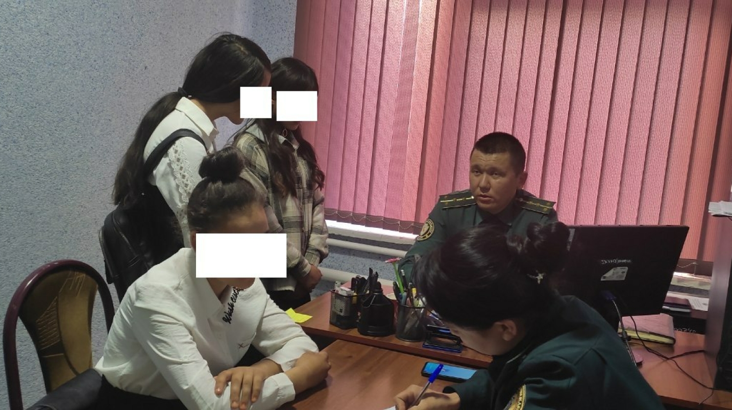 Самарқандда иккита мактабнинг ўқувчи қизлари ўзаро муштлашишди — видео