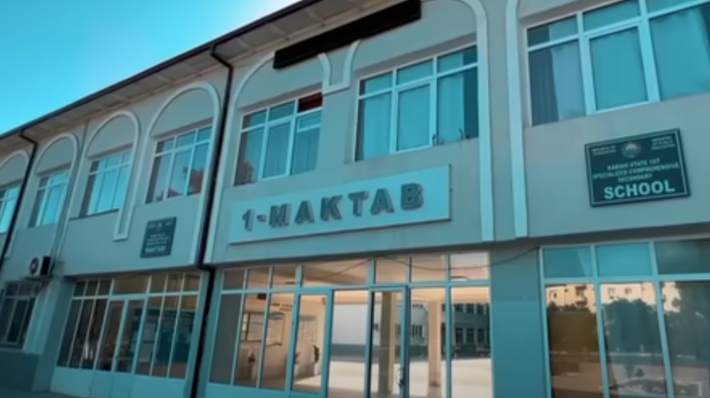 Қашқадарёда бир гуруҳ аёллар мактабга келиб, ўқувчи қизларини дўппослашди — видео