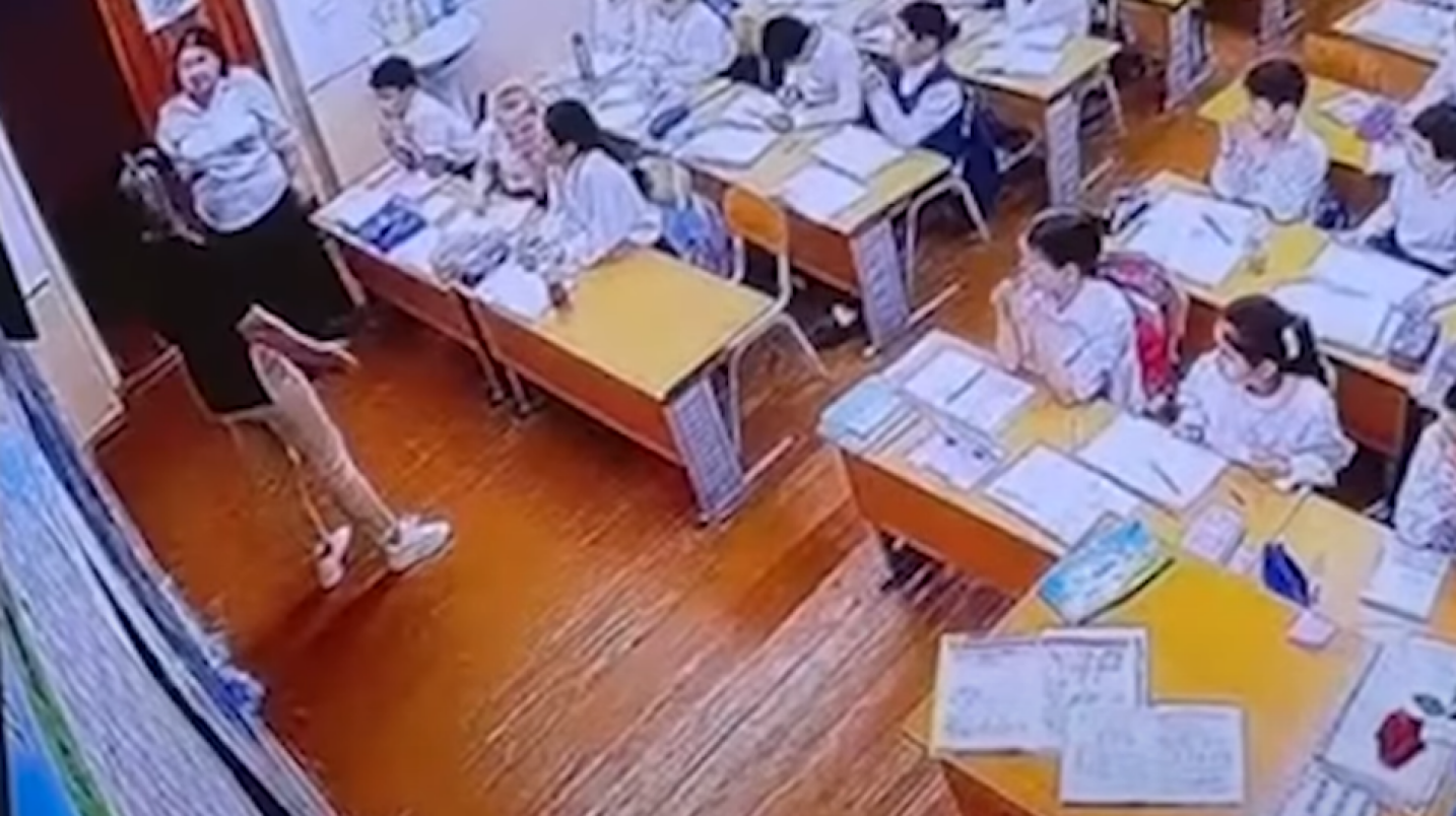 Тошкентда она қизининг мактабдаги устозини дўппослади