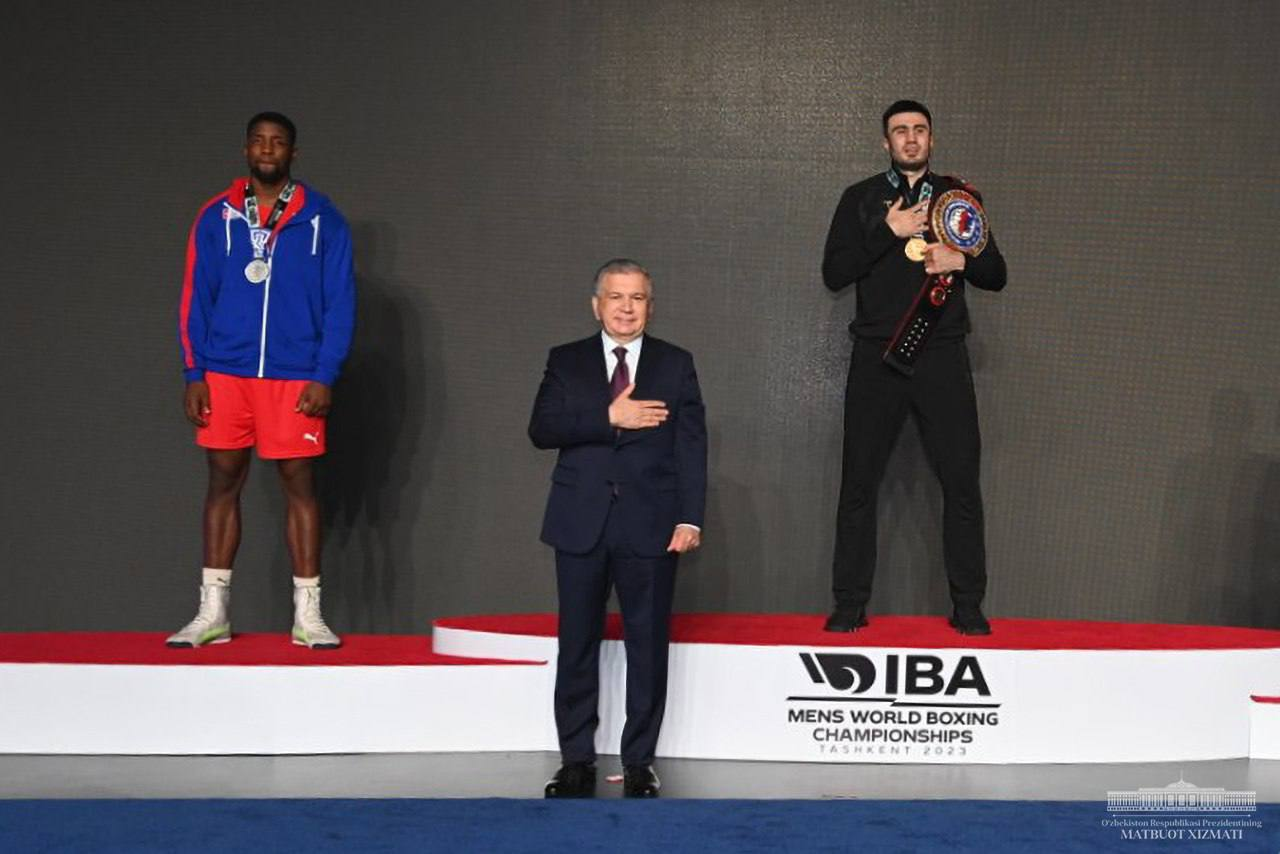 Ўзбекистон президенти чемпионларга медаль ва камарларни топширди — фото