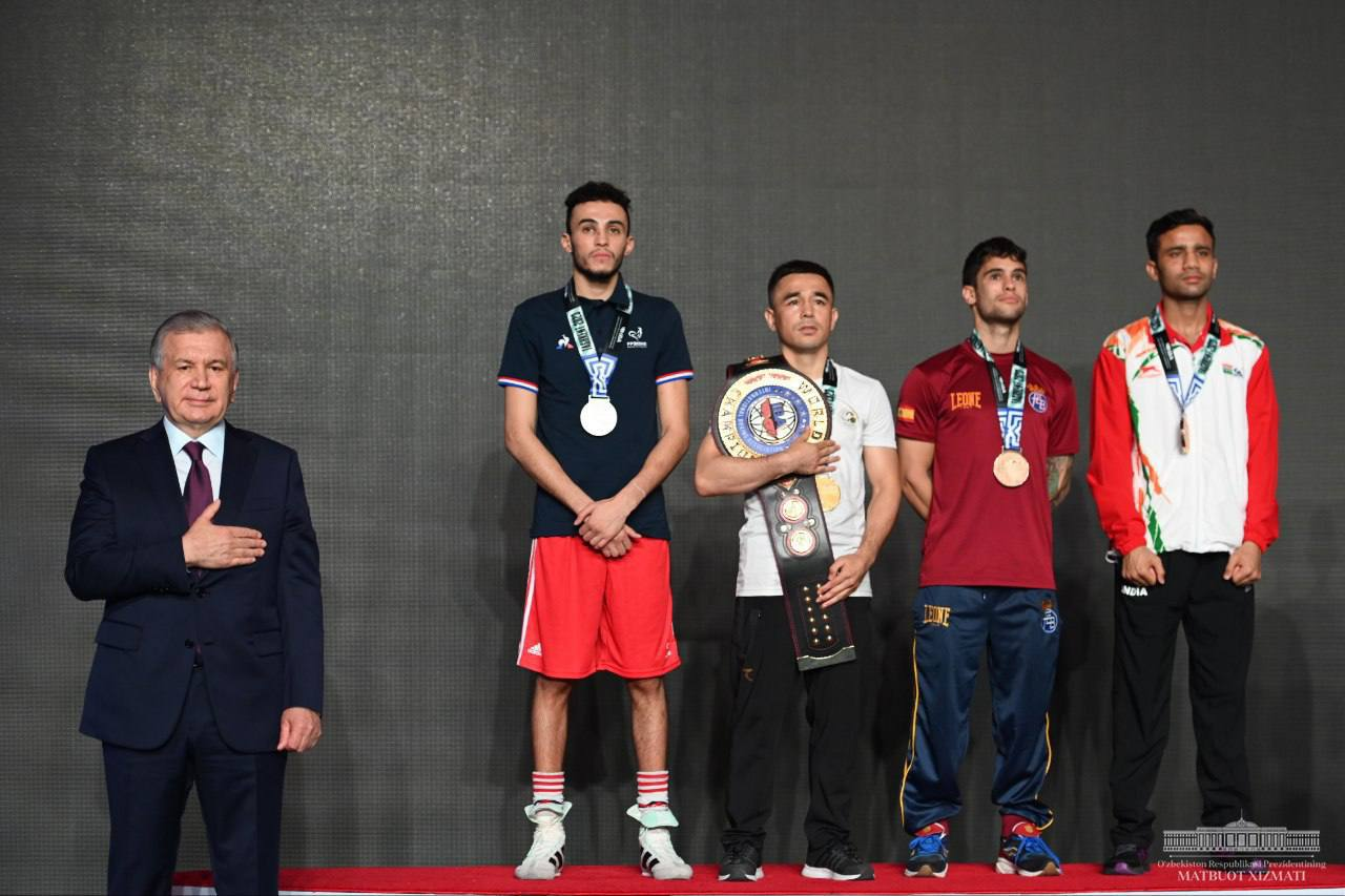 Ўзбекистон президенти чемпионларга медаль ва камарларни топширди — фото
