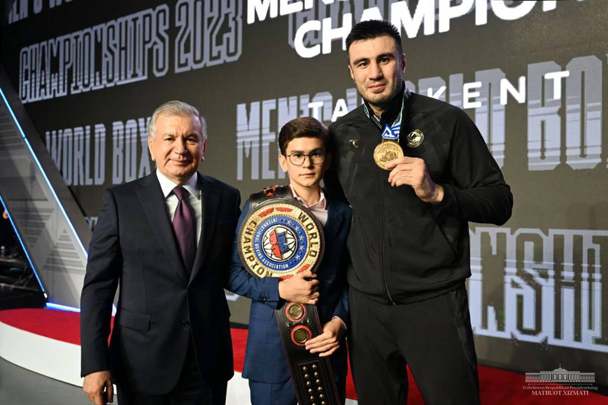 Ўзбекистон президенти чемпионларга медаль ва камарларни топширди — фото