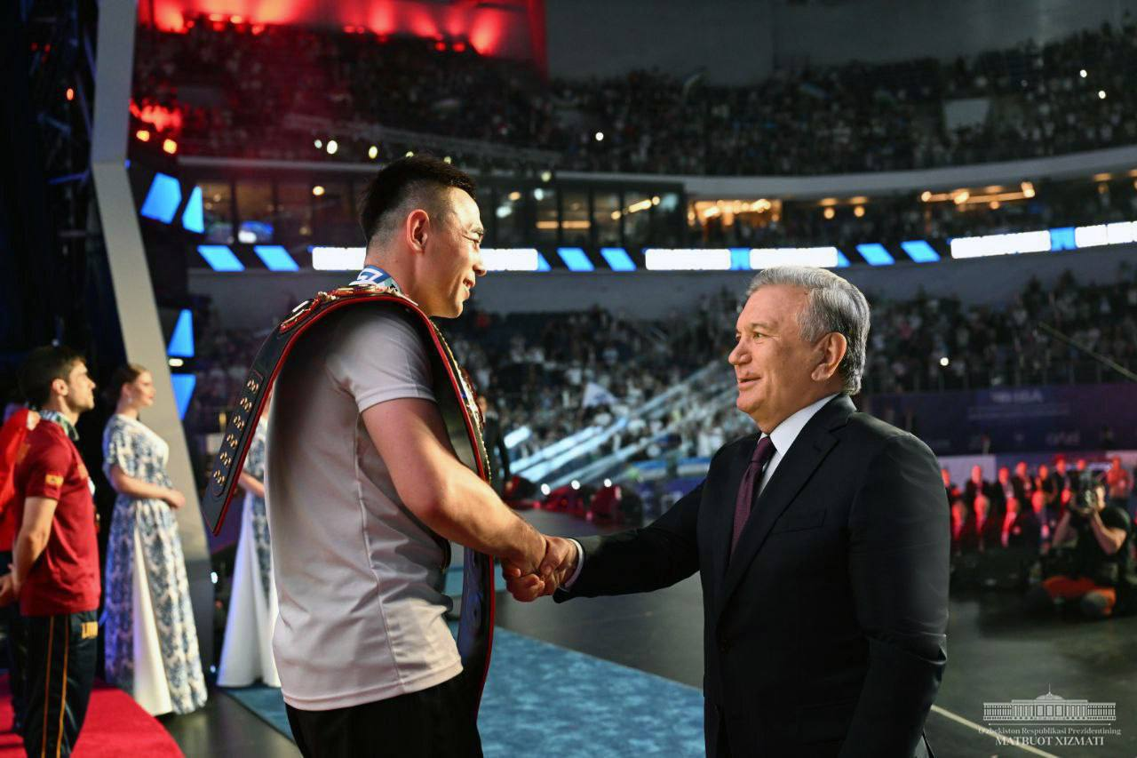 Ўзбекистон президенти чемпионларга медаль ва камарларни топширди — фото