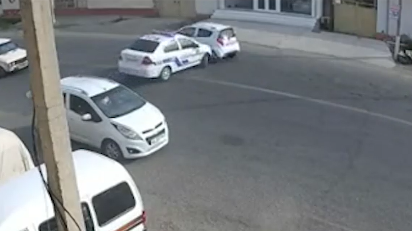 Андижонда ЙПХ ходими хизмат машинасида ЙТҲ содир этди — видео