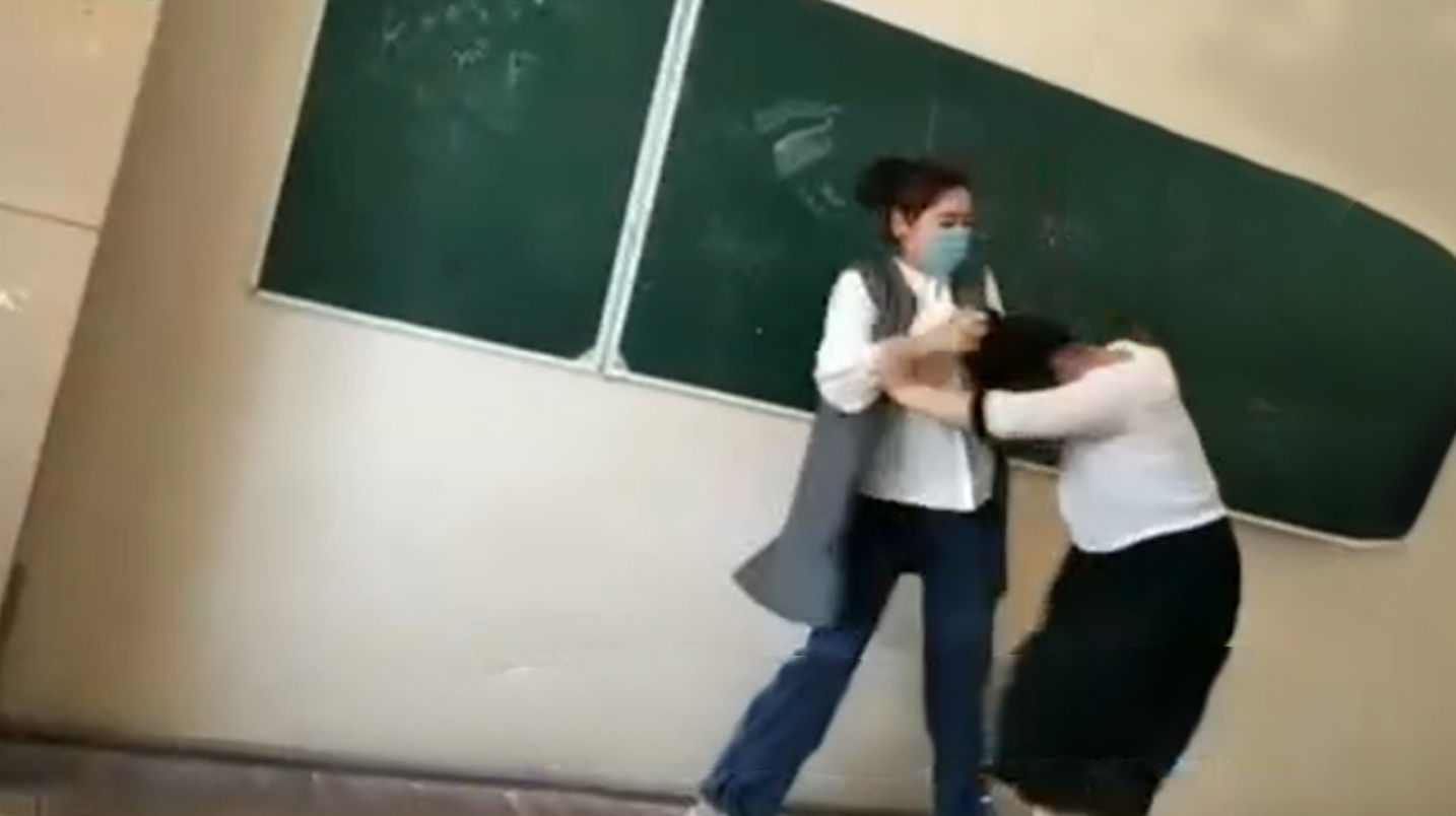 Самарқандда ўқувчи қиз синфдошини "самосуд" қилди— видео