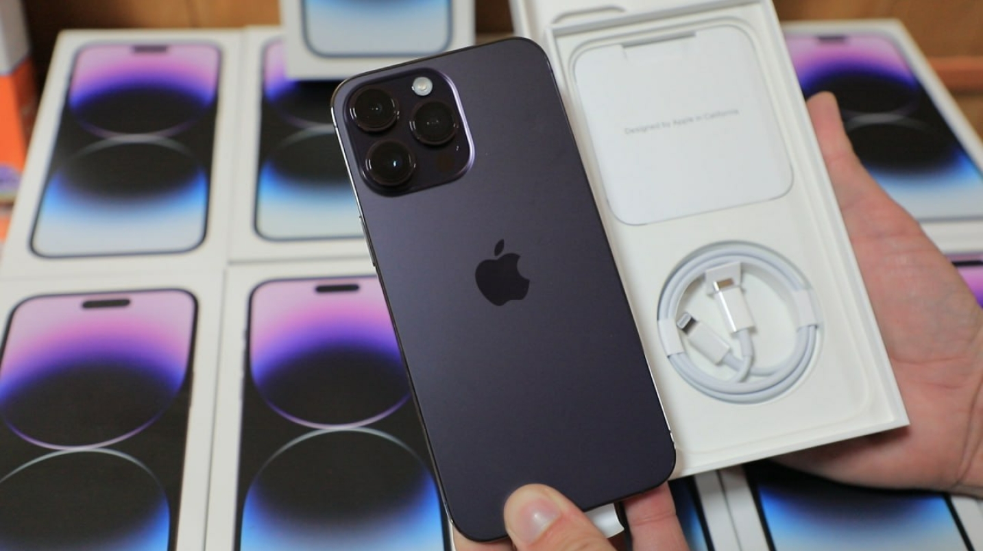 Андижонда хориждан ноқонуний олиб кирилган 20 та Iphone 14 Pro Max'ни олиб кетаётган шахс қўлга олинди