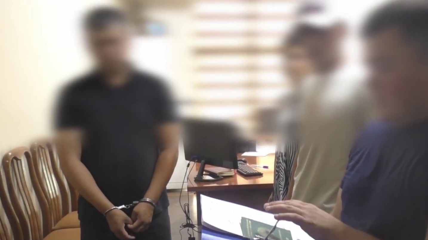 Самарқандда аёлнинг яланғоч ҳолдаги видео ва расмларини тарқатмоқчи бўлган 40 ёшли эркак ушланди — видео