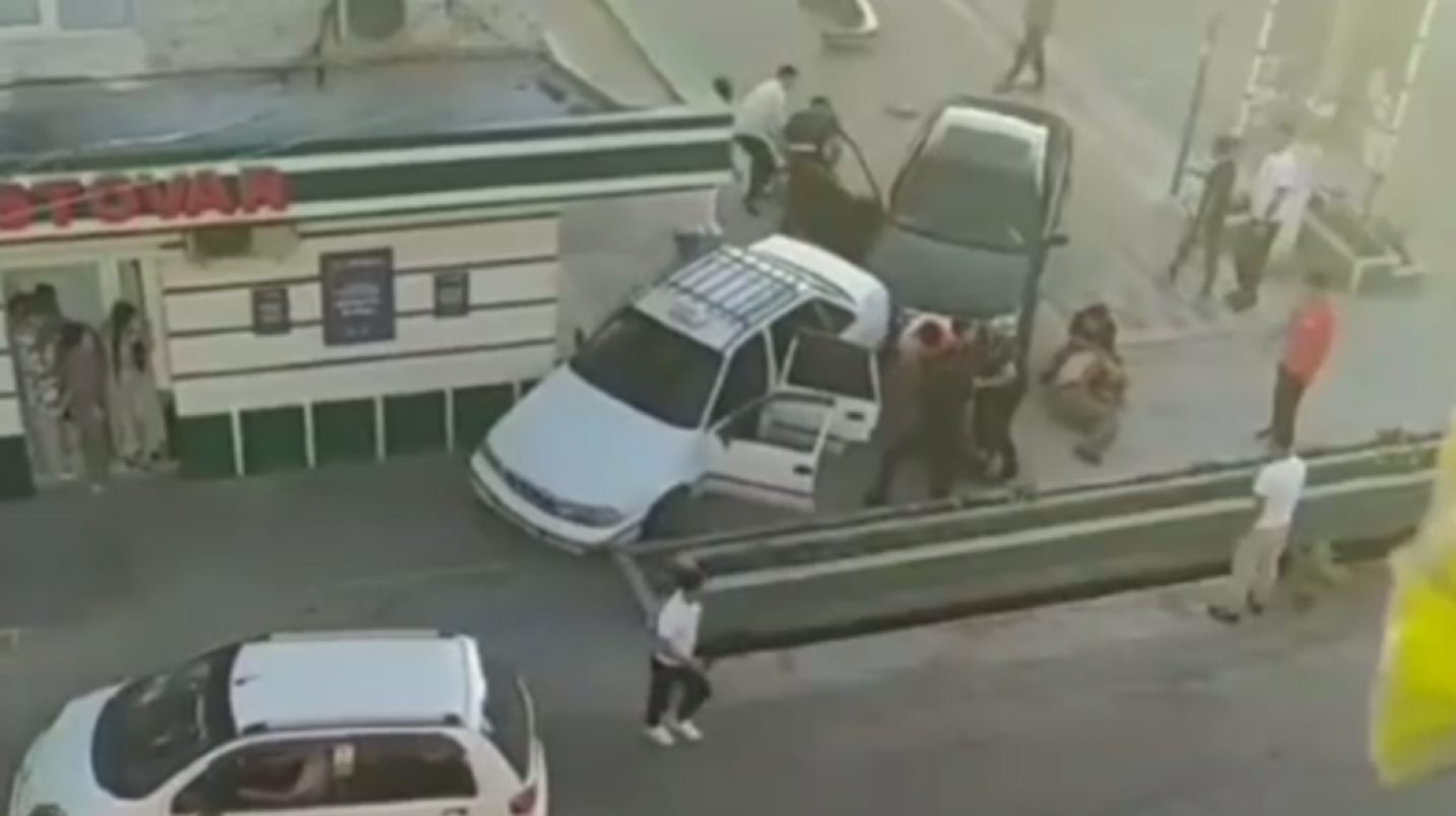 Ижтимоий тармоқда ИИО ходимлари бир гуруҳ фуқароларни ҳибсга олаётгани акс этган видео пайдо бўлди — видео