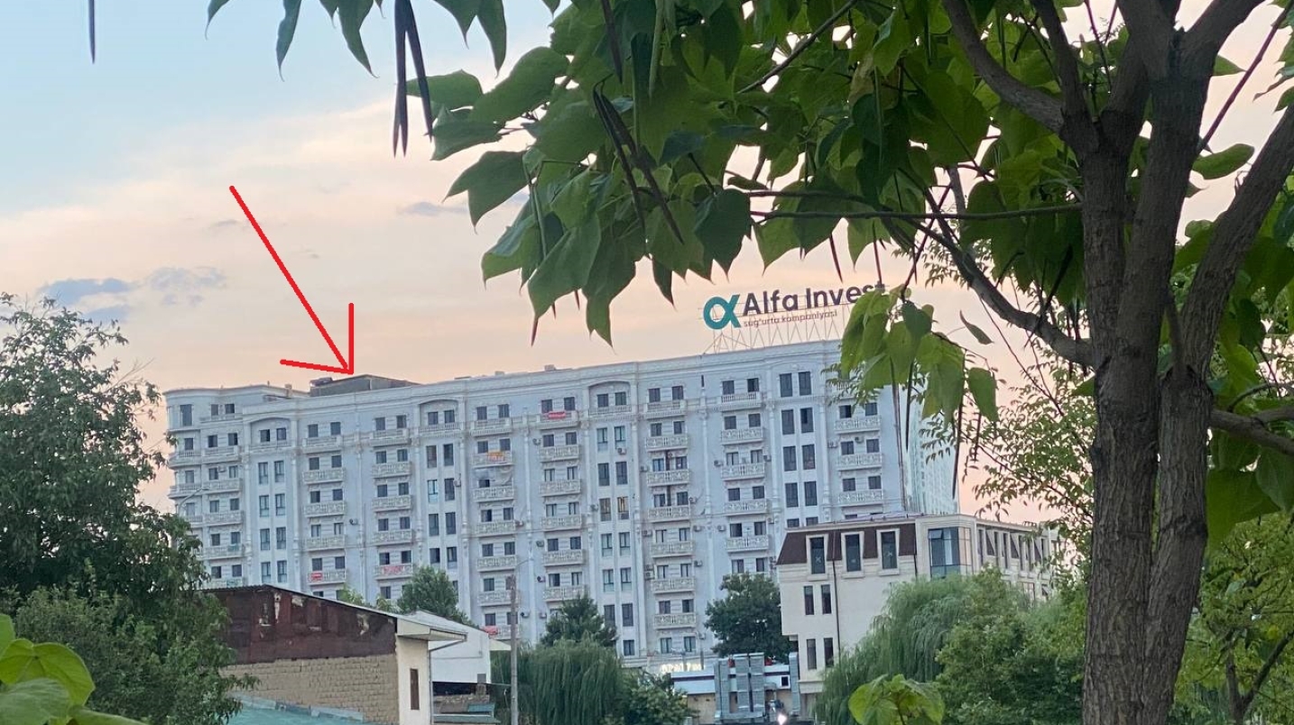 Тошкентдаги 10 қаватли "дом" томига қўшимча уй қураётган шахс жаримага тортилди