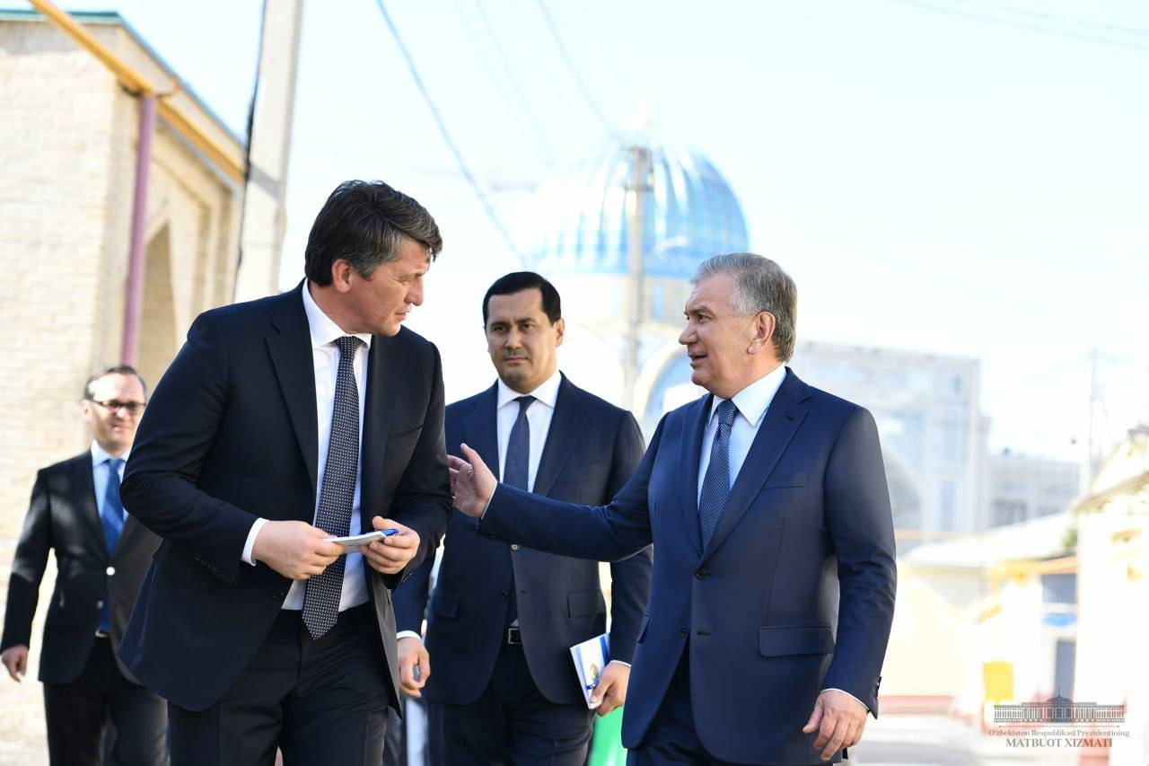 Шавкат Мирзиёев Тошкентдаги маҳаллалардан бирида бўлди – фото