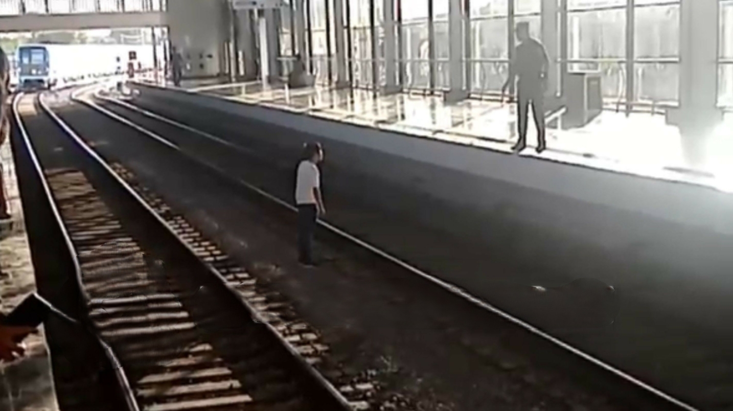 Тошкентда бир йигит метро йўлига тушиб олди — видео