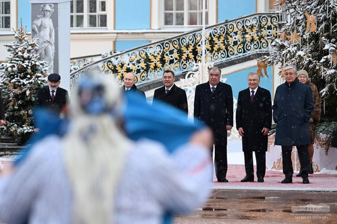 Шавкат Мирзиёев МДҲ давлатлари раҳбарлари билан Санкт-Петербургдаги сарой-боғларни айланди (фото)