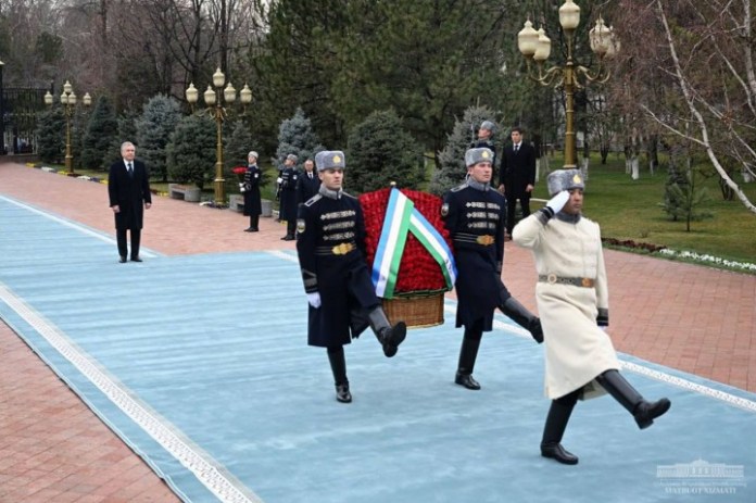 Шавкат Мирзиёев Тошкент шаҳрида Ислом Каримов ҳайкали пойига гул қўйди