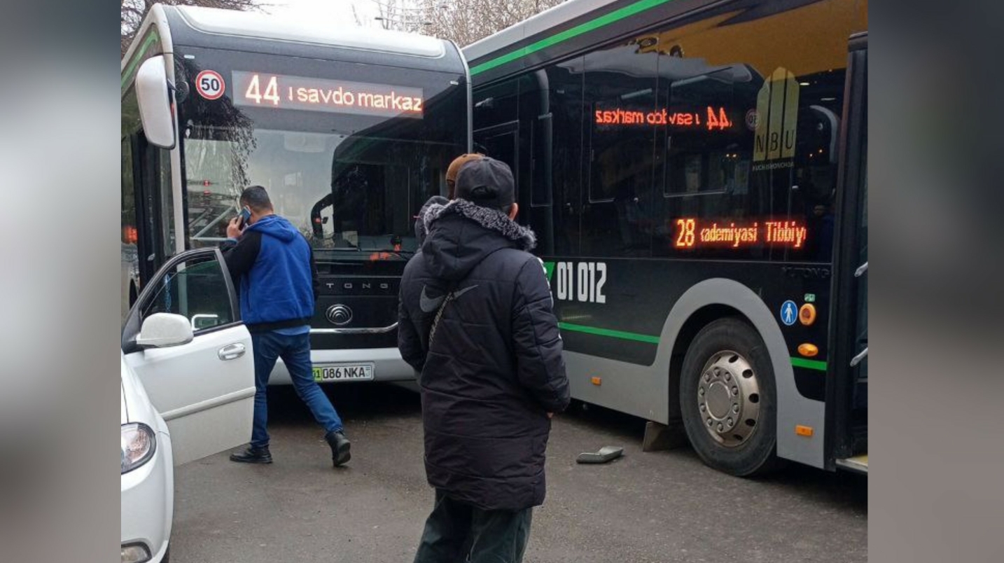 Тошкентда икки йўловчи автобус бекатда ўзаро тўқнашди