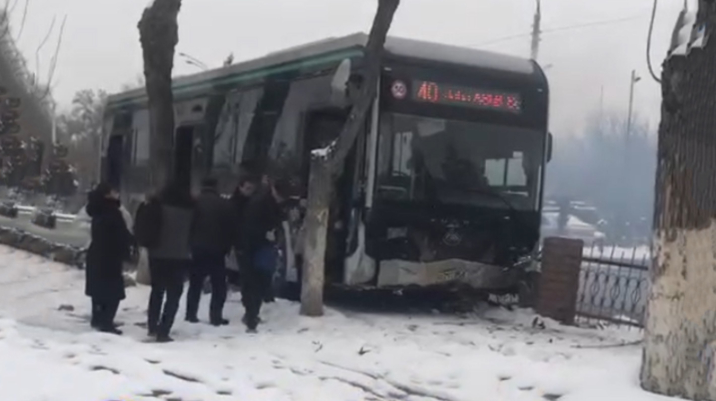 Тошкентда йўловчи автобус ЙТҲга учради — видео