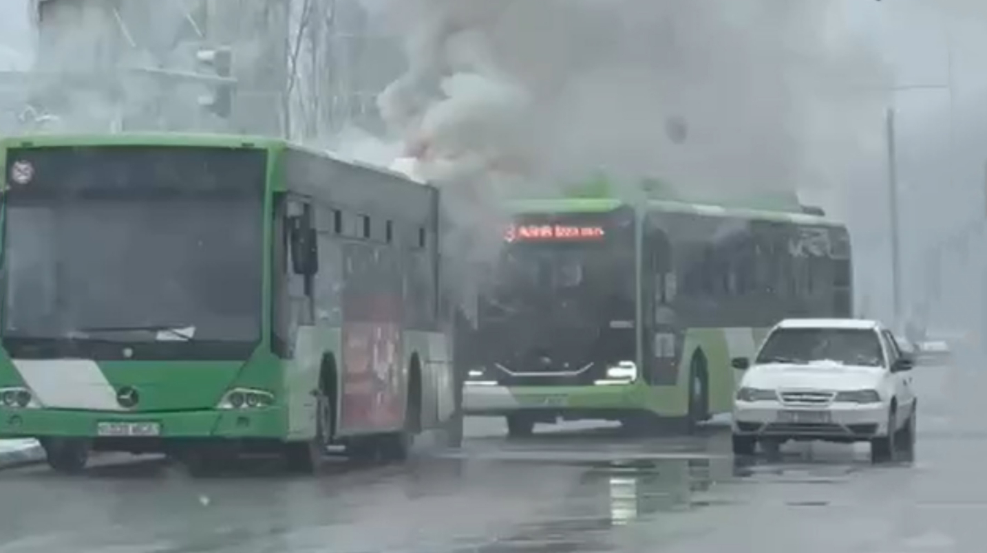 Тошкентда ҳаракатланаётган йўловчи автобус ёнди — видео