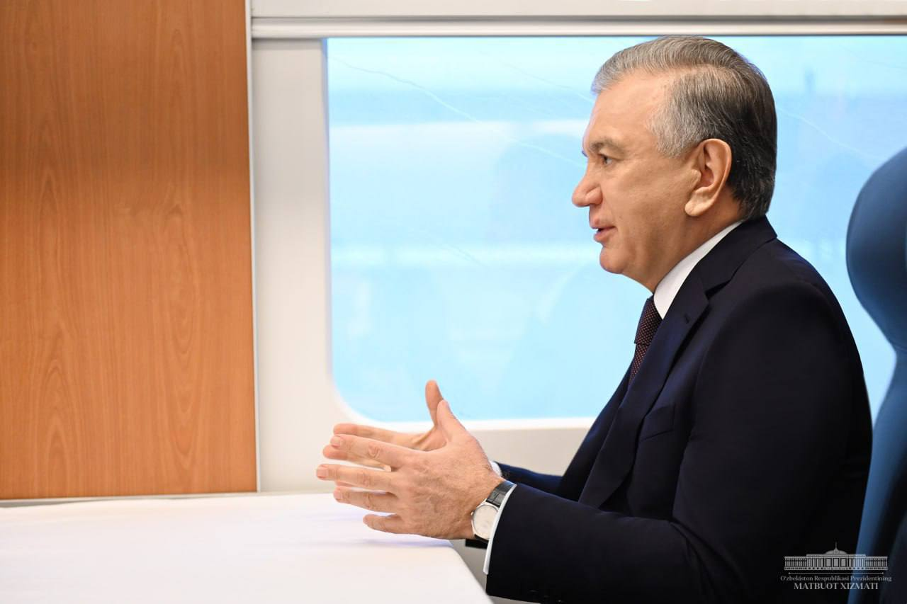 Президент Сирдарёга кетаётган поездда муфтий билан суҳбатлашди