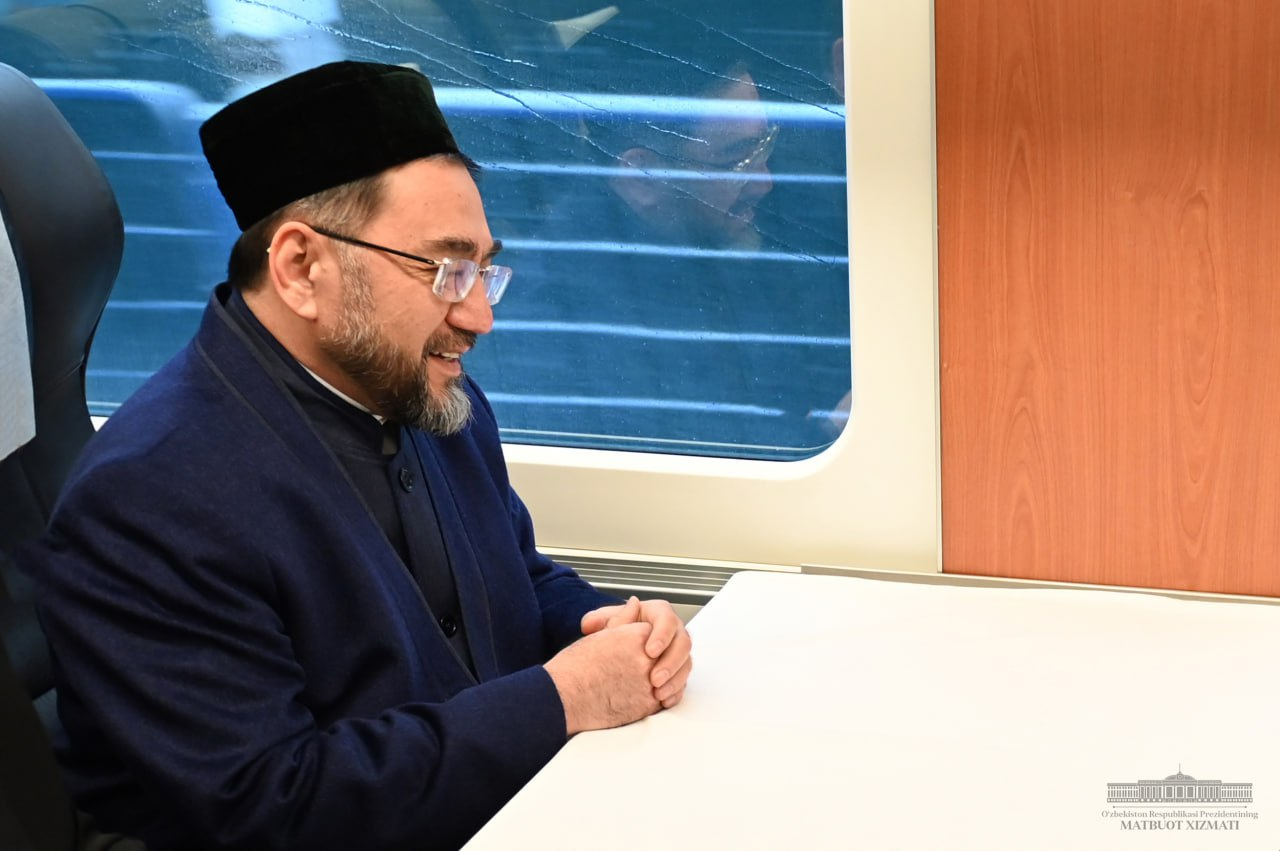 Президент Сирдарёга кетаётган поездда муфтий билан суҳбатлашди
