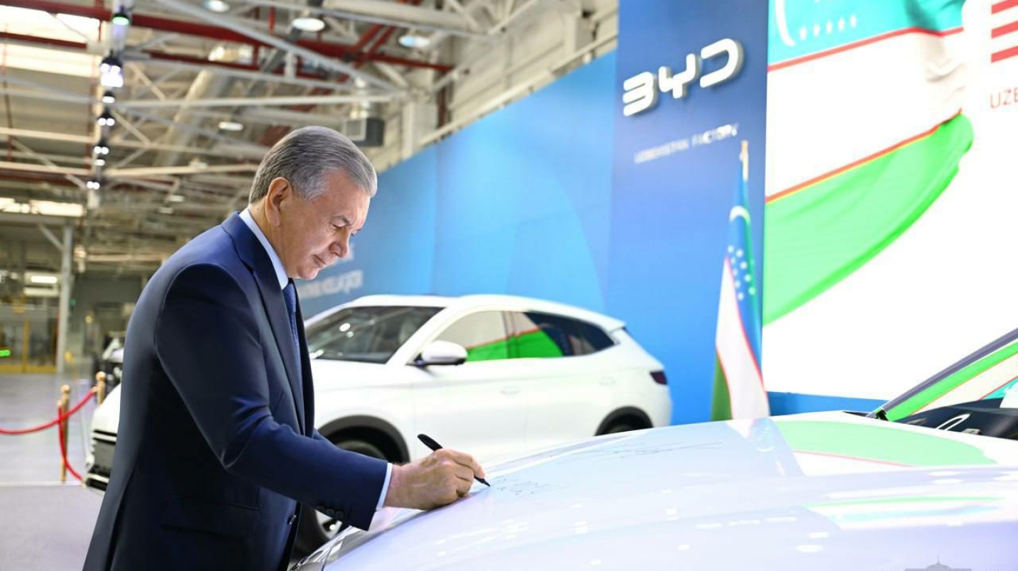 Жиззахдаги BYD заводидан илк электромобиллар чиқди — фото