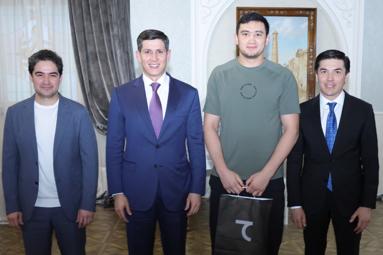 МОҚ раҳбарияти Осиё чемпионати қаҳрамонлари билан учрашди