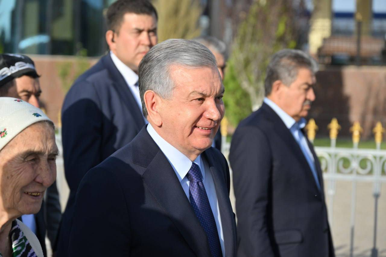 Давлат раҳбари Урганчдан Хивага янги маҳаллий поездда йўл олди