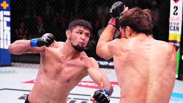 UFC. Нурсултон Рўзибоев навбатдаги ғалабасини қўлга киритди (видео)