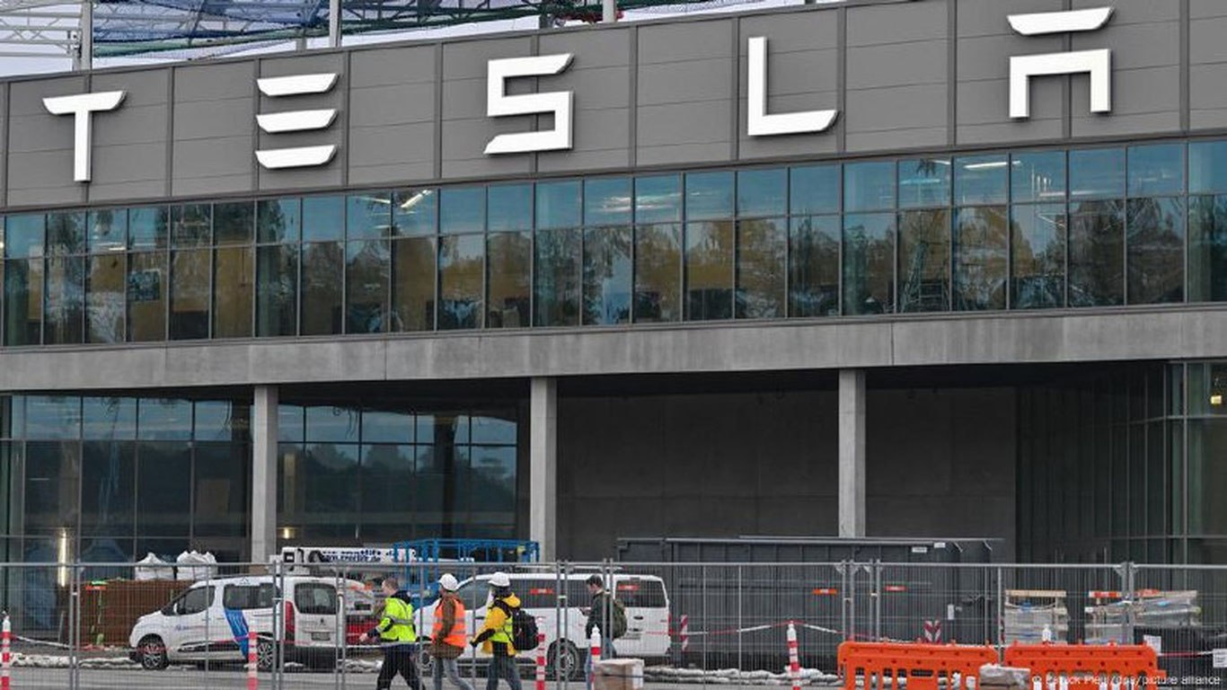 “Tesla” 300 миллион доллар йўқотди